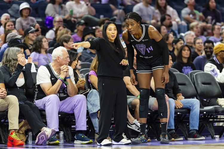 WNBA》Natalie Nakase 榮獲年度教練　帶領擴編球隊女武神進入季後