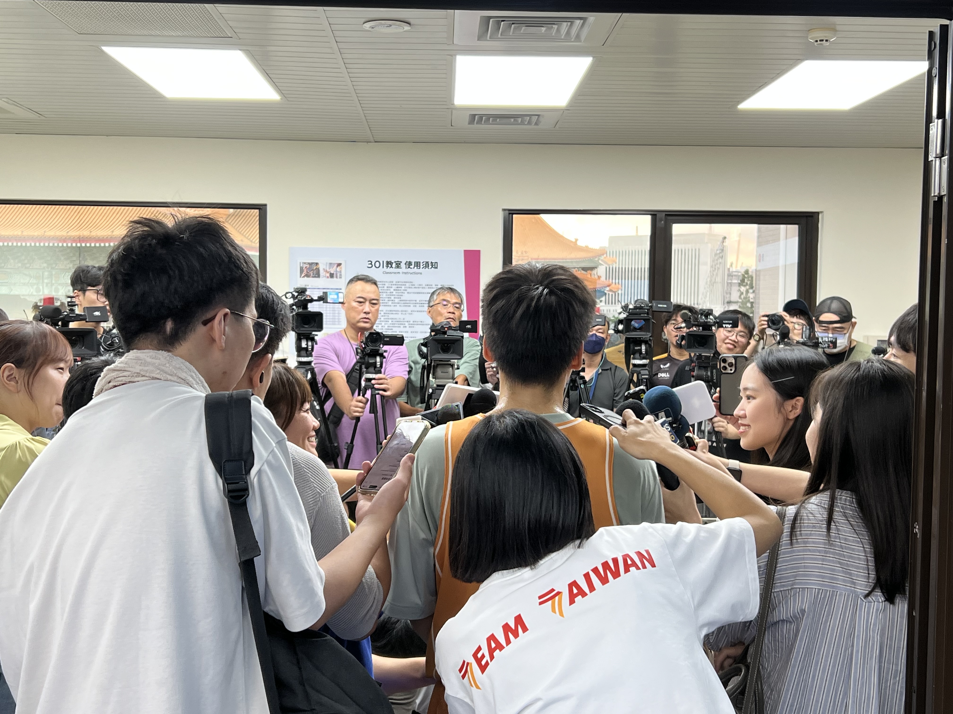 賽後李洋接受大批媒體聯訪。圖片來源：記者林暐凱/攝