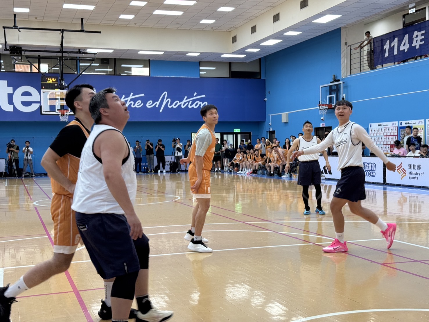 李洋率領部會同仁參與新聞盃。圖片來源：記者徐靖揚/攝