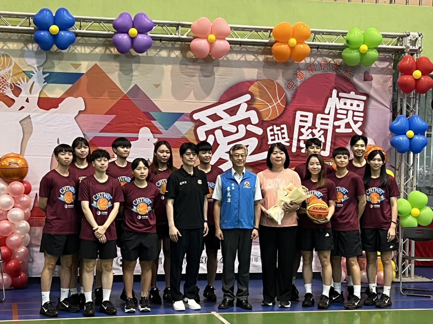 中華電信女籃今天到苗栗三義高中舉辦電信女籃回娘家活動。圖片來源：記者林暐凱/攝