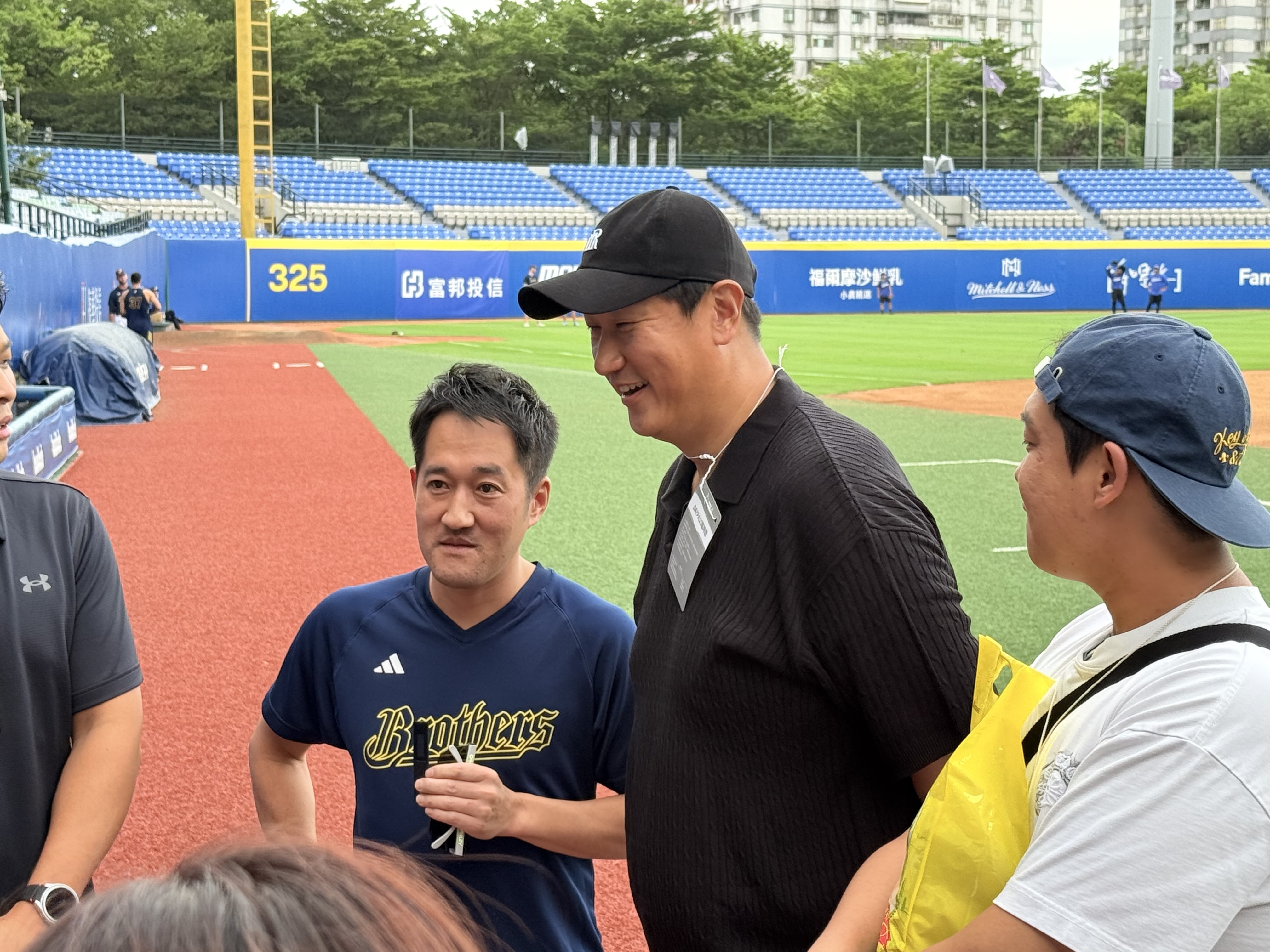 中信兄弟總教練平野惠一（圖左）與昔日隊友李大浩相見歡。圖片來源：記者李升愷／攝