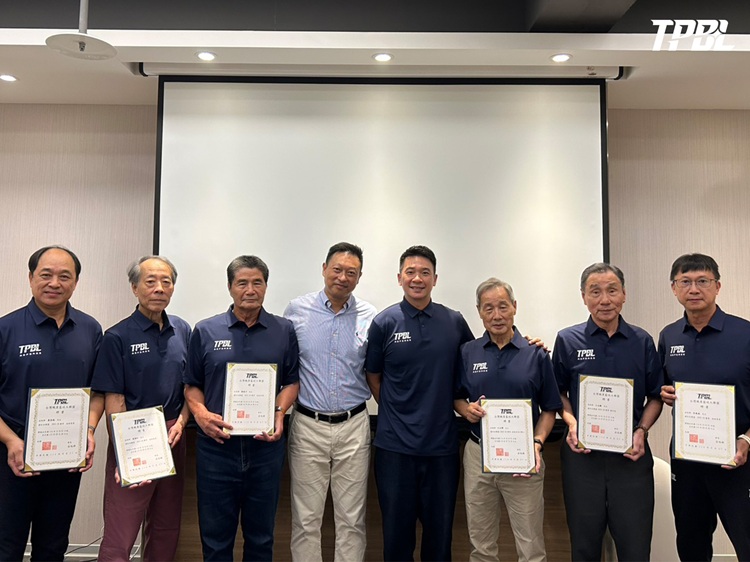 TPBL代秘書長王志群(右4)陽和平(左4)。圖片來源：達志影像