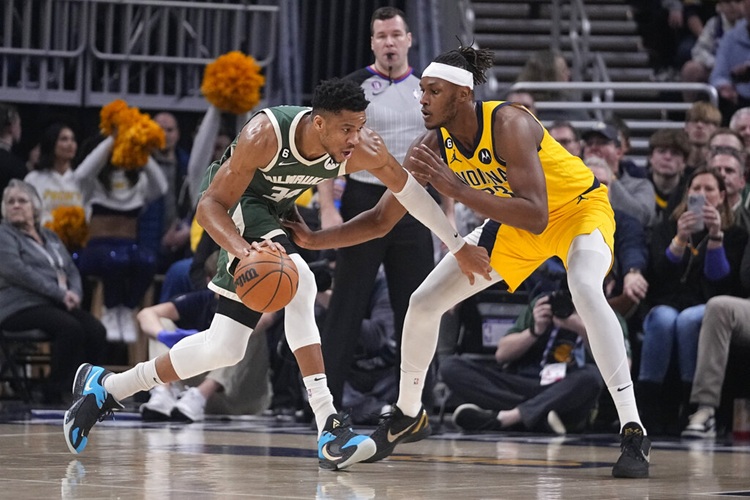 字母哥(左)Myles Turner(右)。圖片來源：達志影像