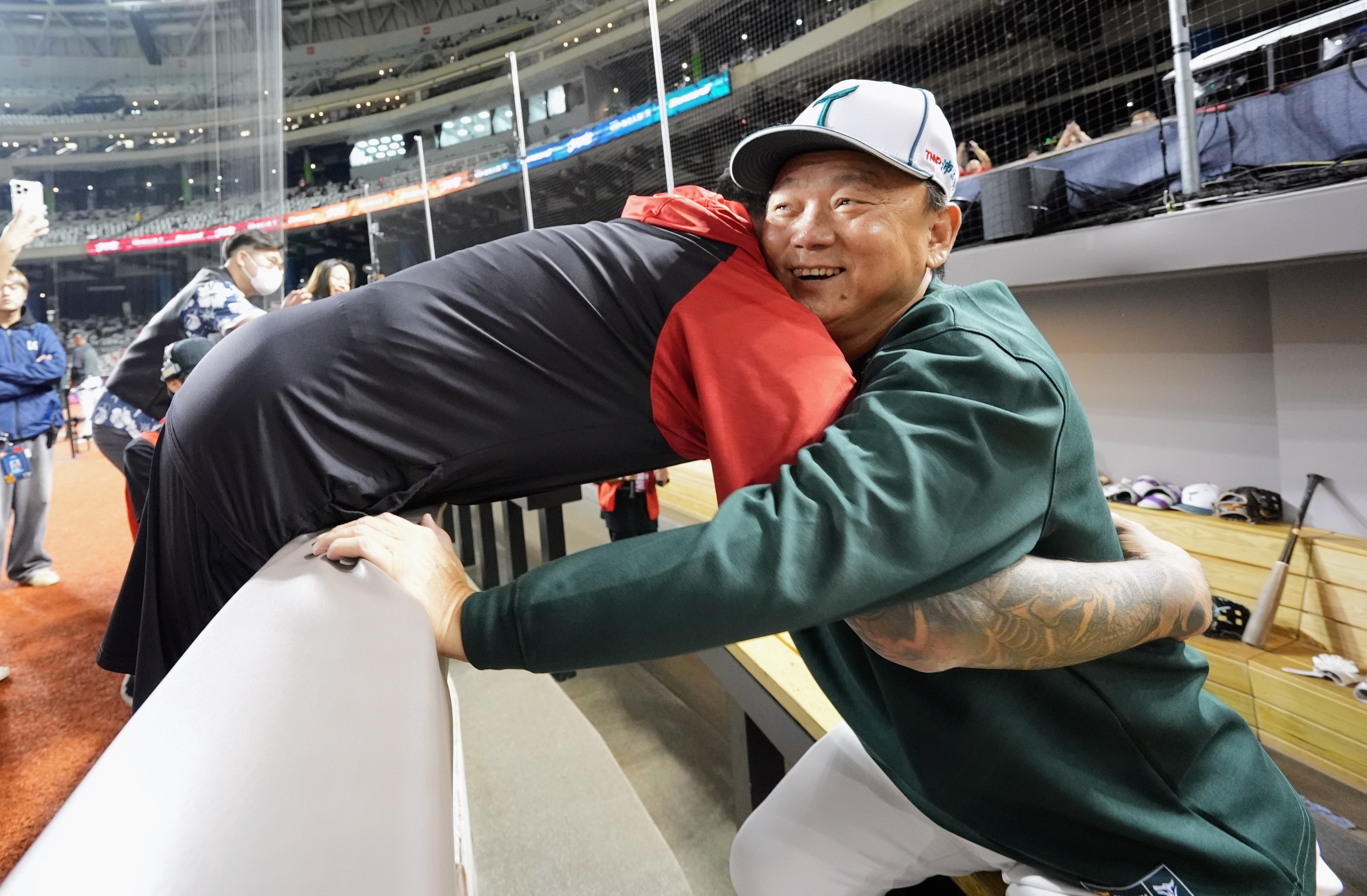 林智勝賽前無預警前往雄鷹休息室與洪一中擁抱並寒暄。圖片來源：味全龍