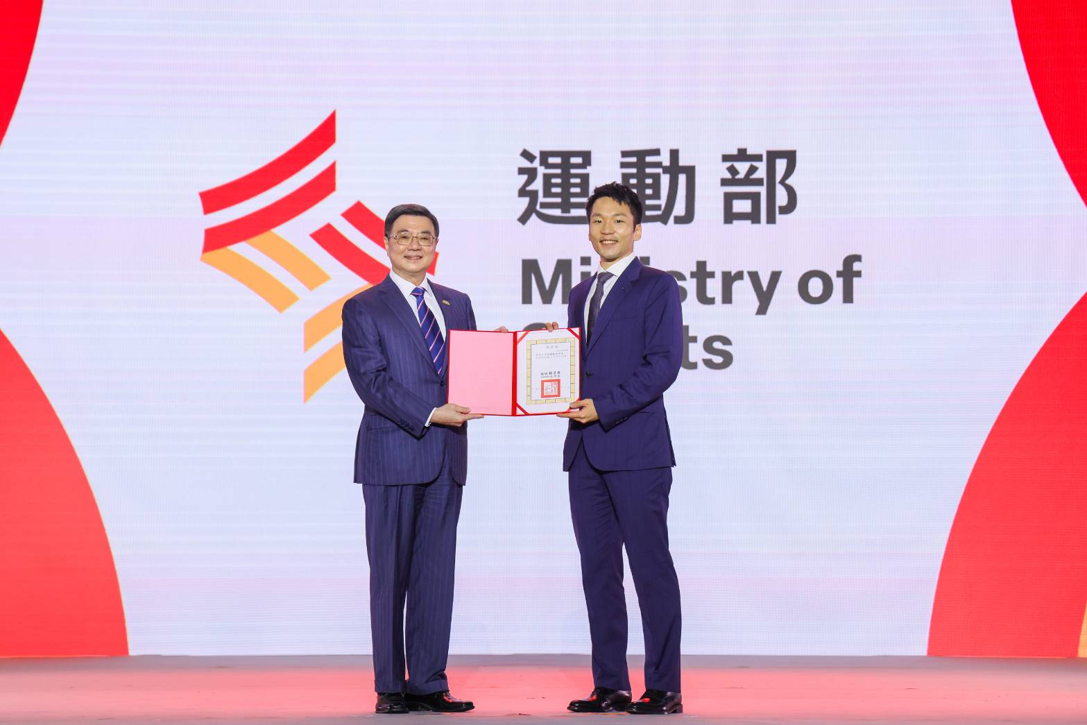行政院卓榮泰院長頒授李洋部長任命令。圖片來源：運動部提供