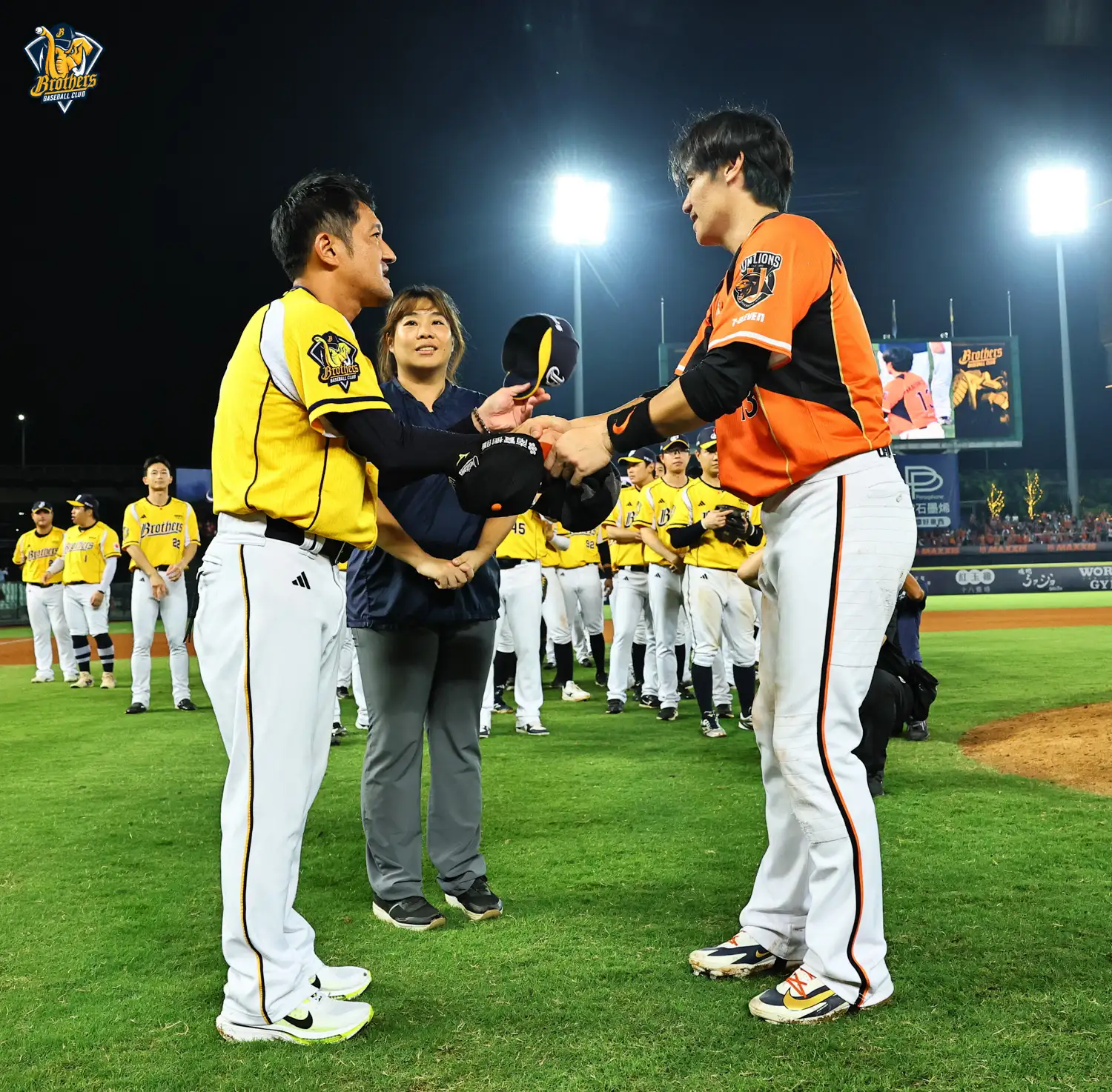 平野惠一(左)跟陳鏞基。中信兄弟提供