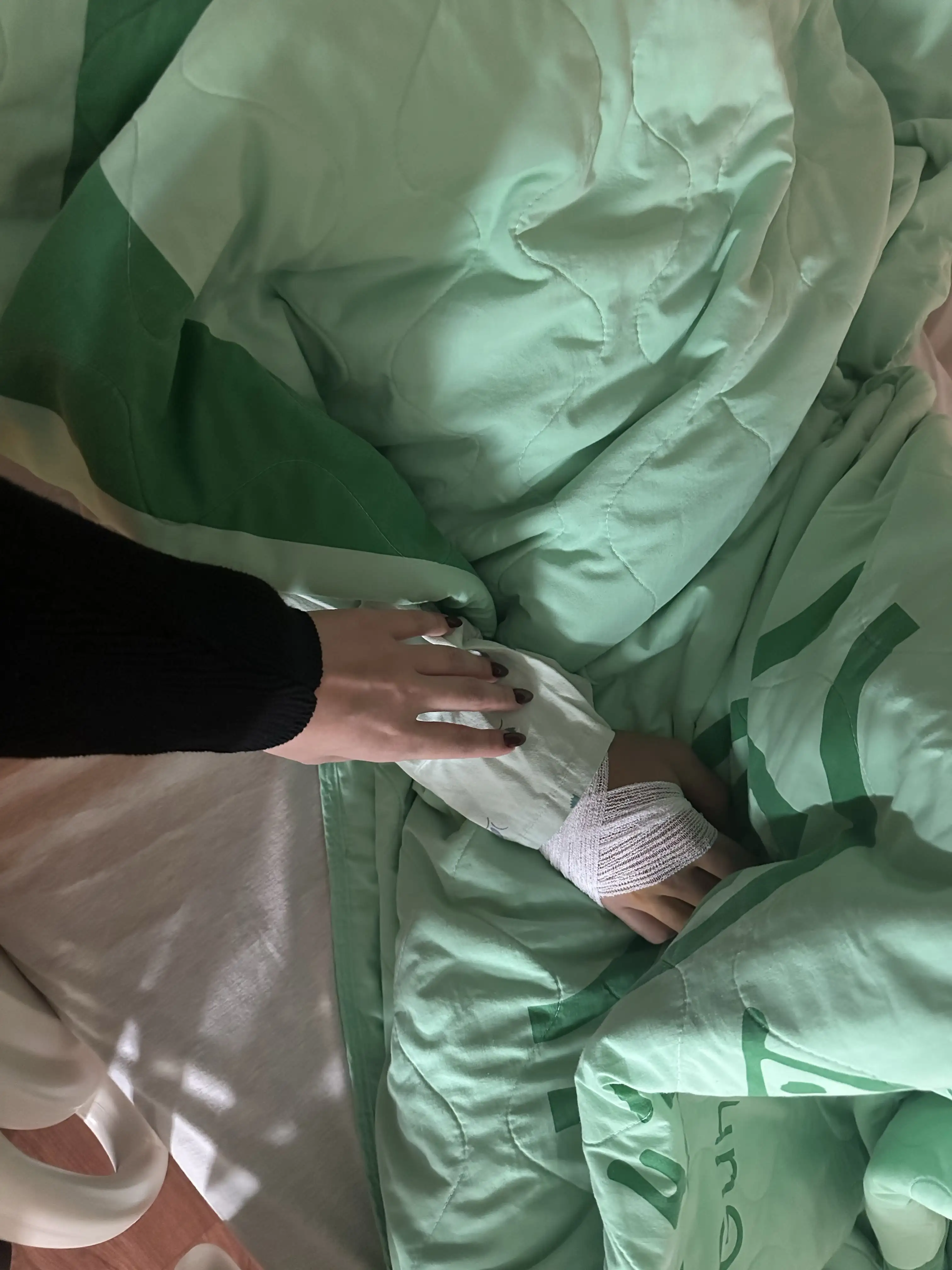 張育成右手肘骨刺手術順利。圖片來源:張育成老婆的Threads