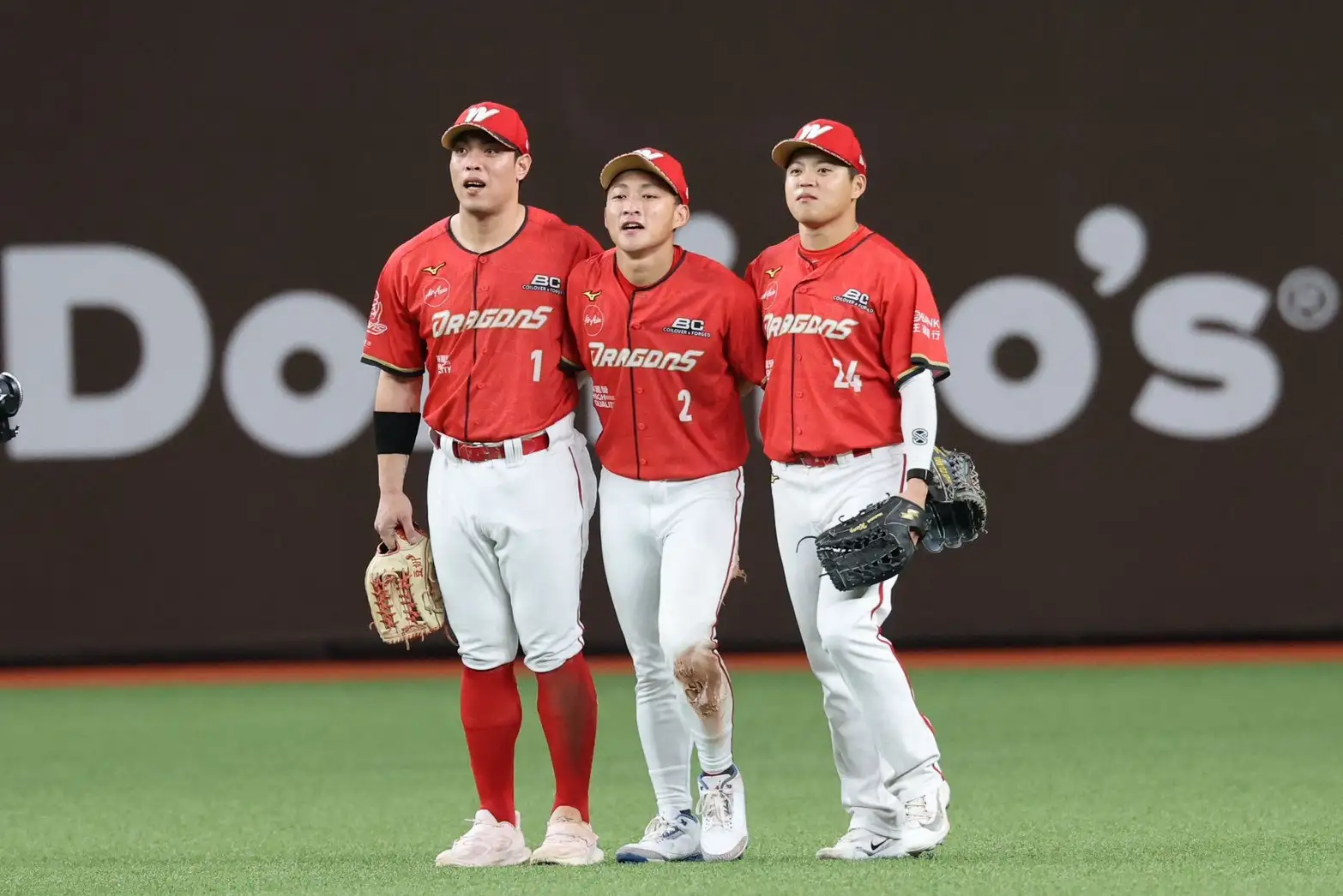 外野手左起陳子豪、郭天信、王順和。味全龍提供