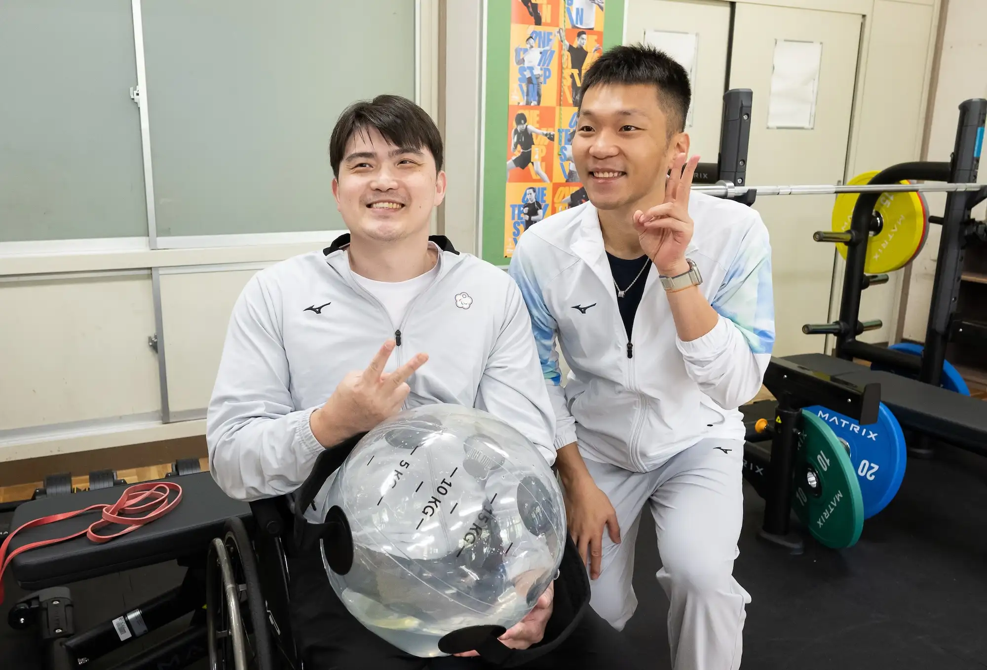 :李洋部長與羽球選手董曉威合影,關心選手需求及備戰狀況。圖片來源:代表團提供