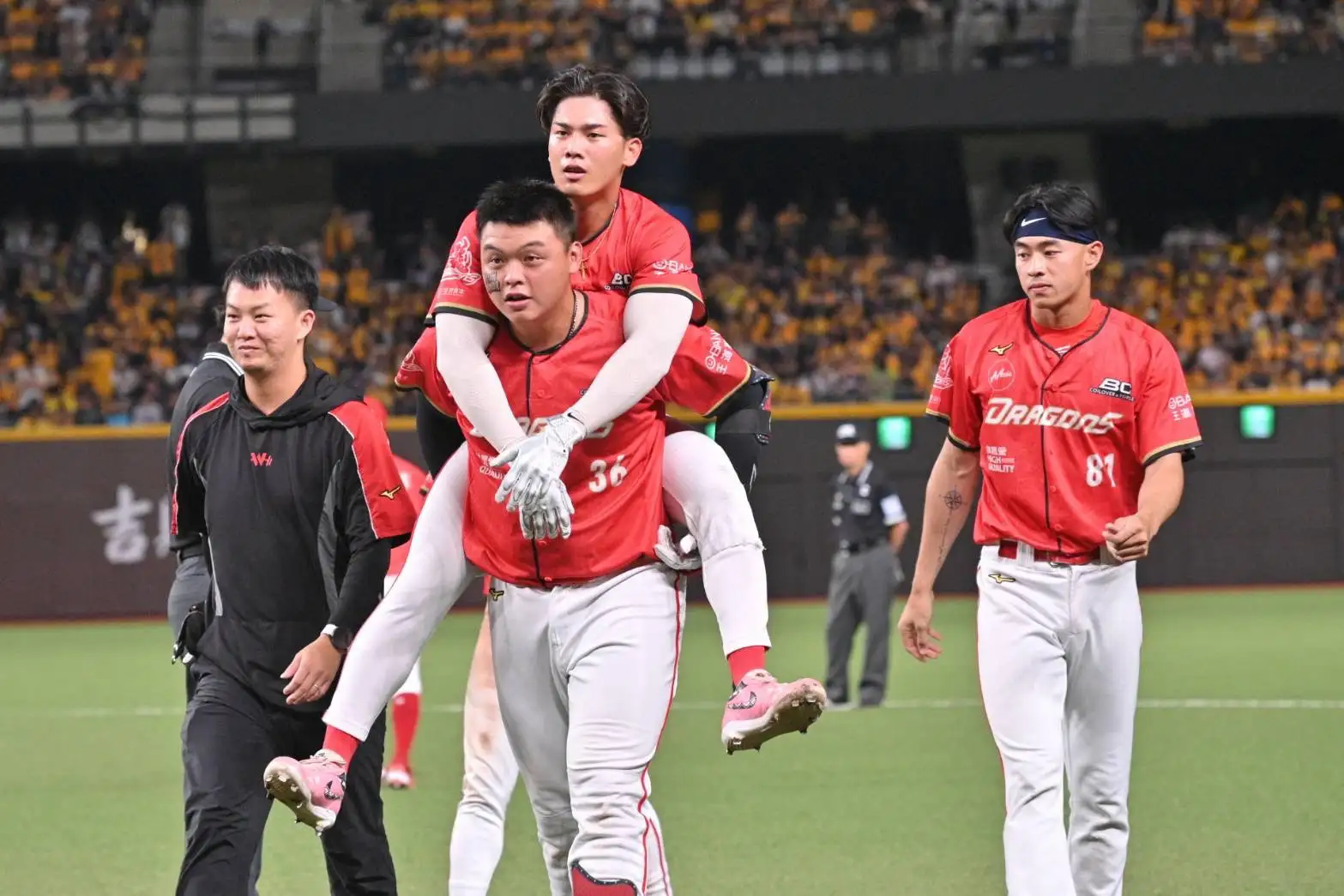曾聖安被背下場。味全龍提供