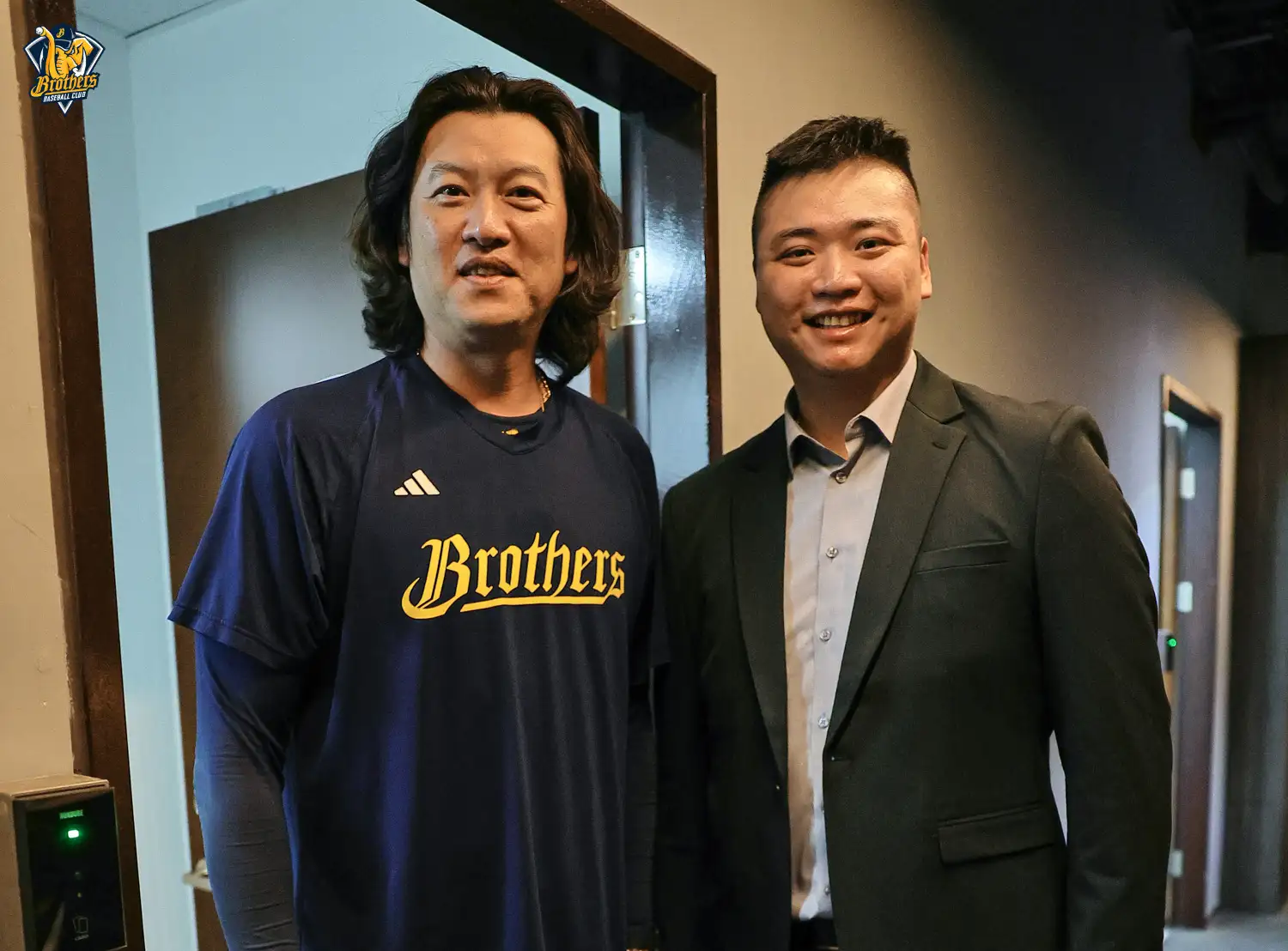 鄧愷威與中信兄弟投手教練王建民相見歡。圖片來源：中信兄弟