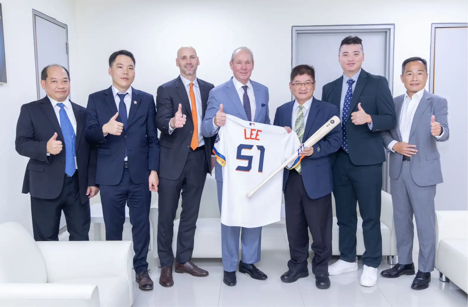休士頓太空人隊主席Jim Crane代表球團致贈球棒及球衣予運動部,與運動部洪志昌次長、鄧愷威選手合影留念。圖片來源:運動部