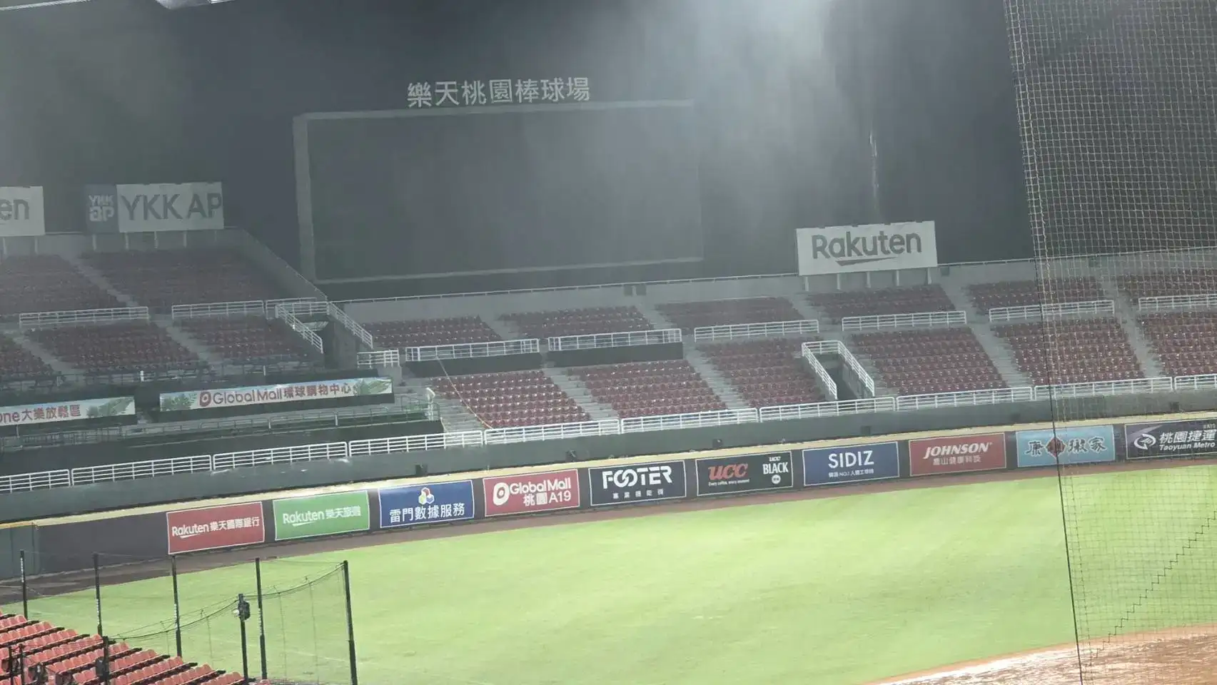 目前桃園棒球場由樂天集團冠名。羅惠齡攝