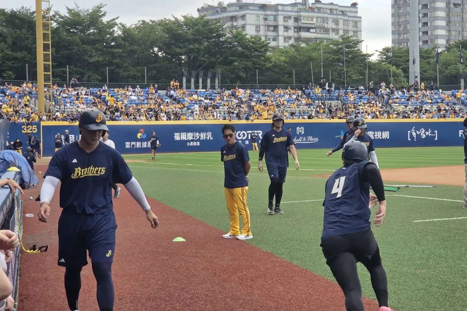 平野惠一(中)看選手訓練。羅惠齡攝