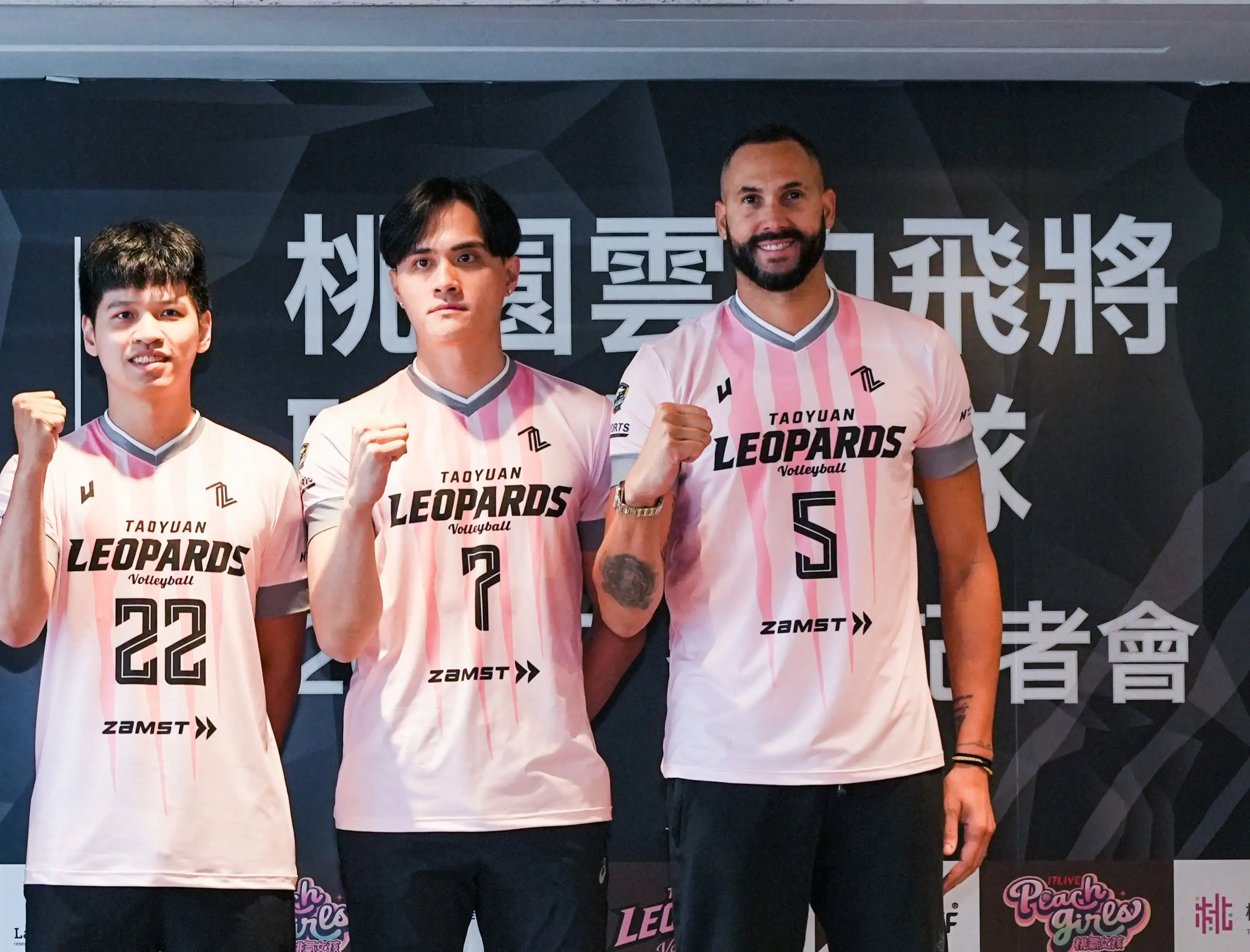 劉鴻敏(圖中)與胡安托雷納(圖右)。圖片來源:桃園雲豹飛將提供