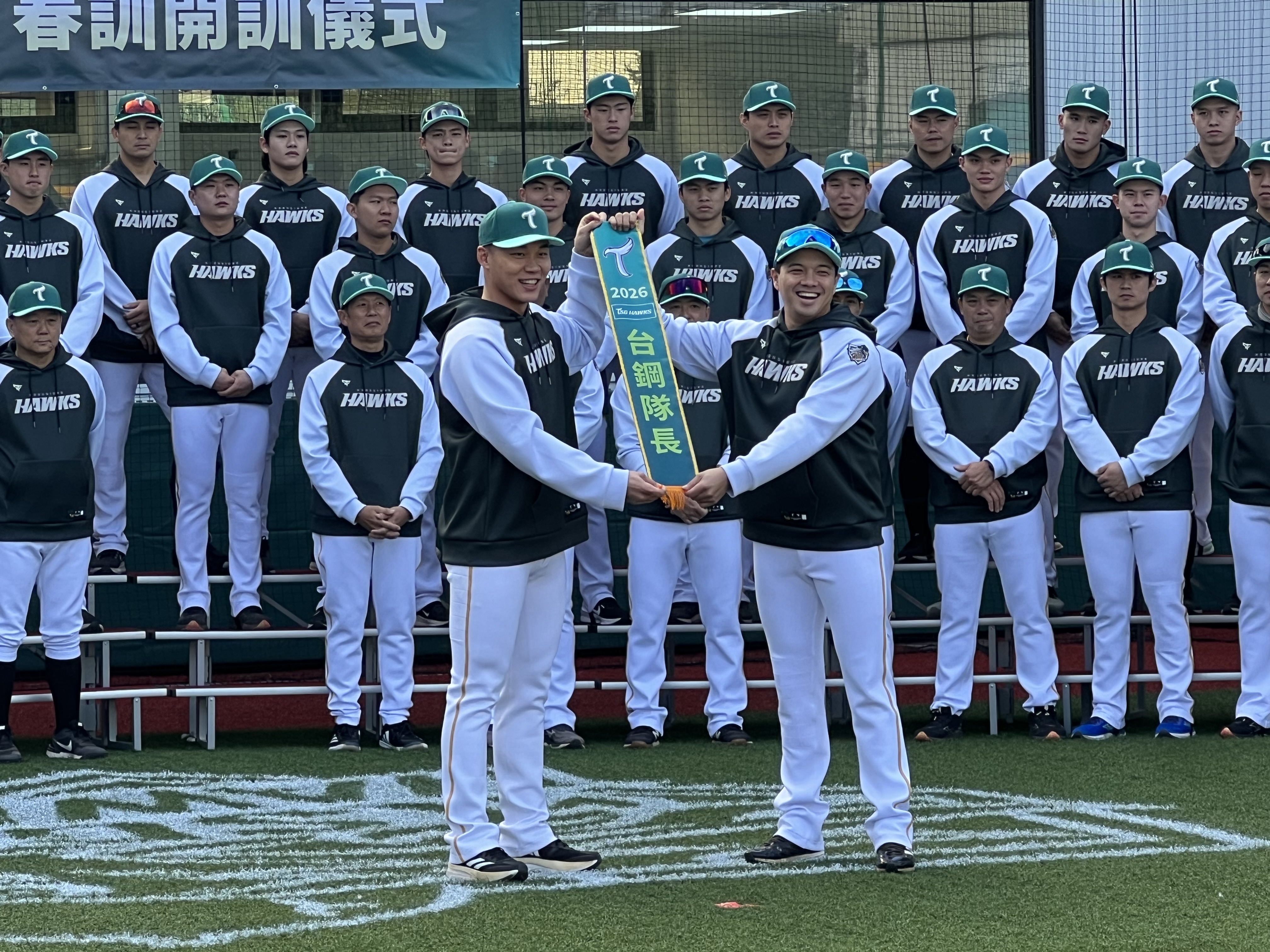 隊長交接，王柏融卸任、吳念庭接任雄鷹新隊長。圖片來源：林暐凱/攝