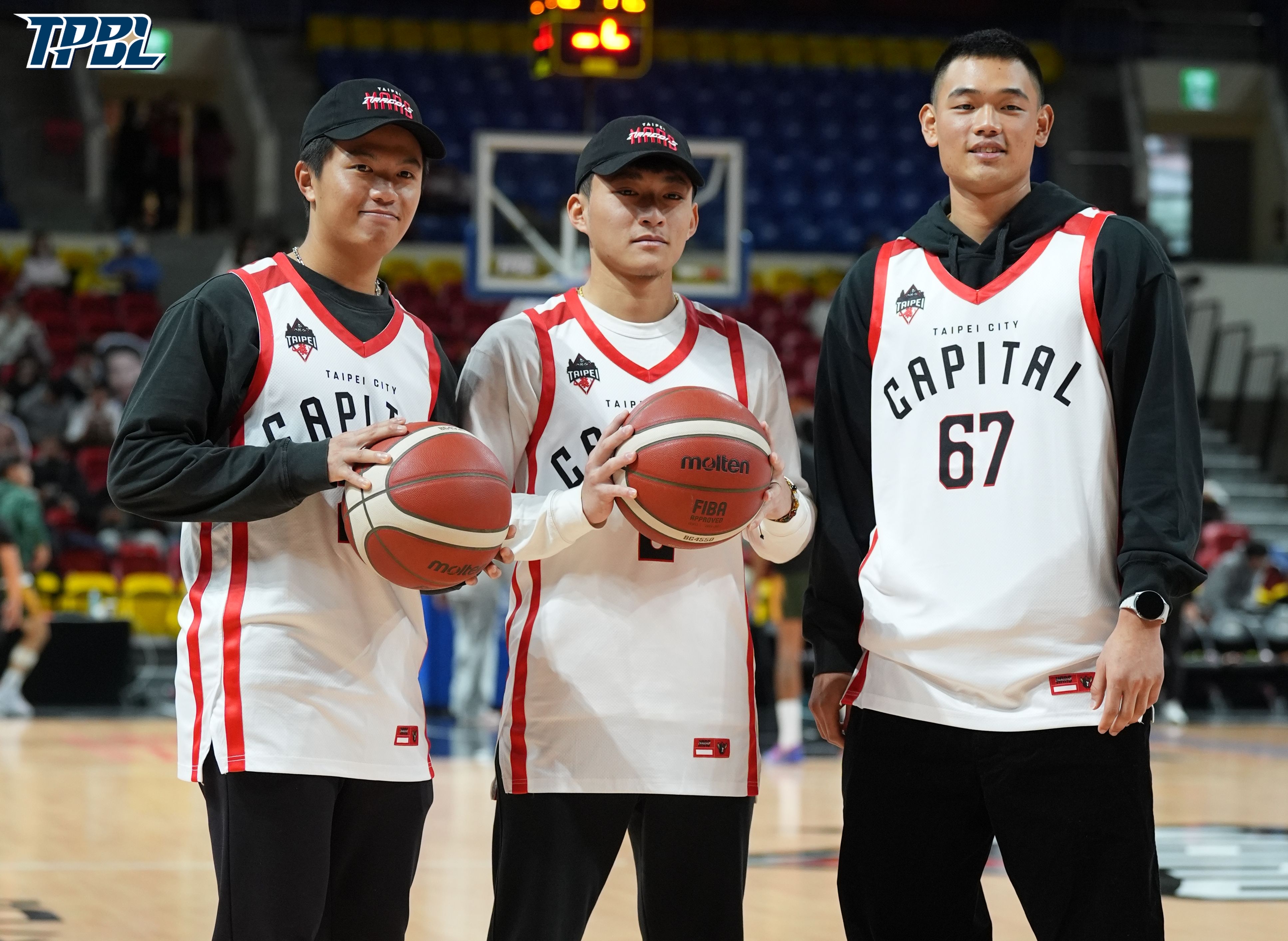 味全龍劉俊緯（圖左）、郭天信（圖中）與曹祐齊受邀來到和平籃球館。圖片來源：TPBL提供