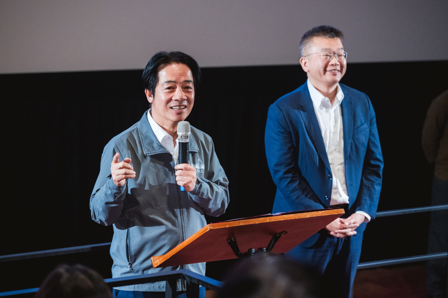 總統賴清德（左）和中華職棒會長蔡其昌（右）分享觀影心得。圖／牽猴子提供