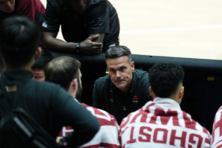 柯納(中)。圖片來源：獵鷹