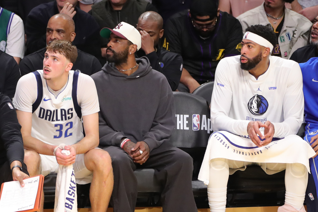 Cooper Flagg、Kyrie Irving、Anthony Davis。圖片來源:達志影像