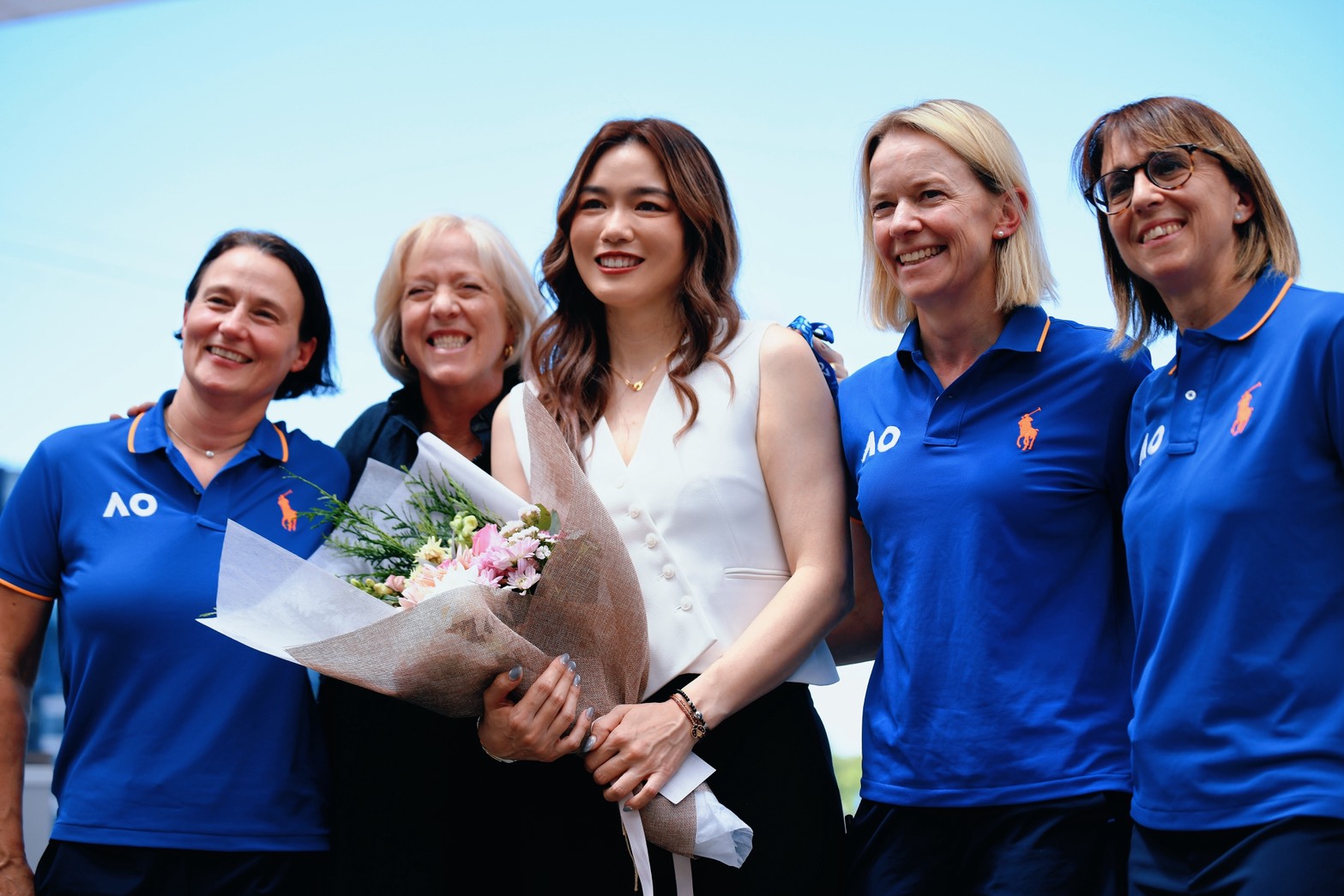 詹詠然（中）與一路守護其職業生涯的 WTA 防護員團隊合影。圖片來源：Joyce Lau提供