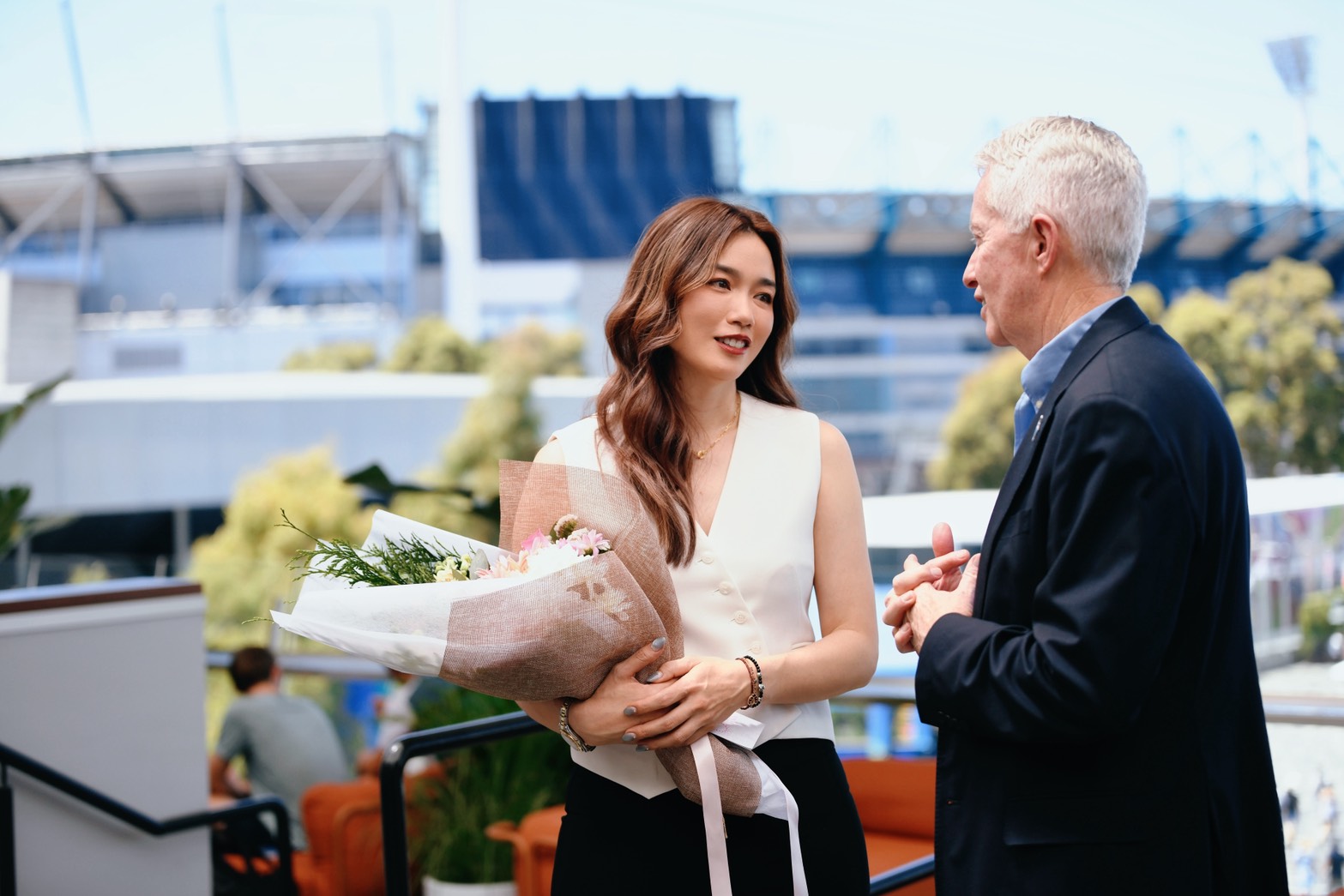 台灣網球名將詹詠然（左）於澳洲網球公開賽正式宣布退役，澳網執行長泰利（Craig Tiley，右）親自主持退休儀式。圖片來源：Joyce Lau提供