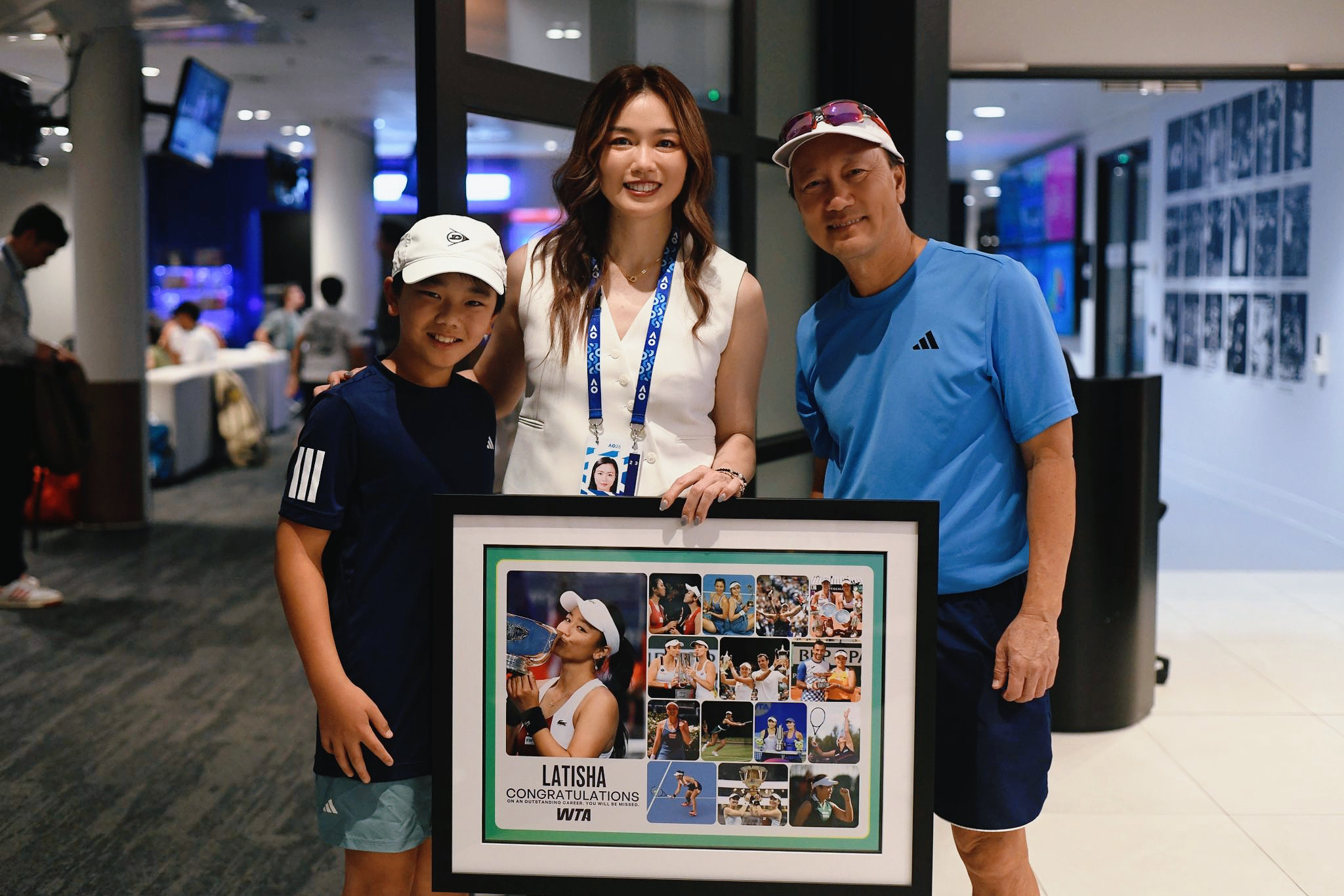 詹詠然（中）與網球傳奇人物張德培（右）及其兒子（左）合影。圖片來源：Joyce Lau提供