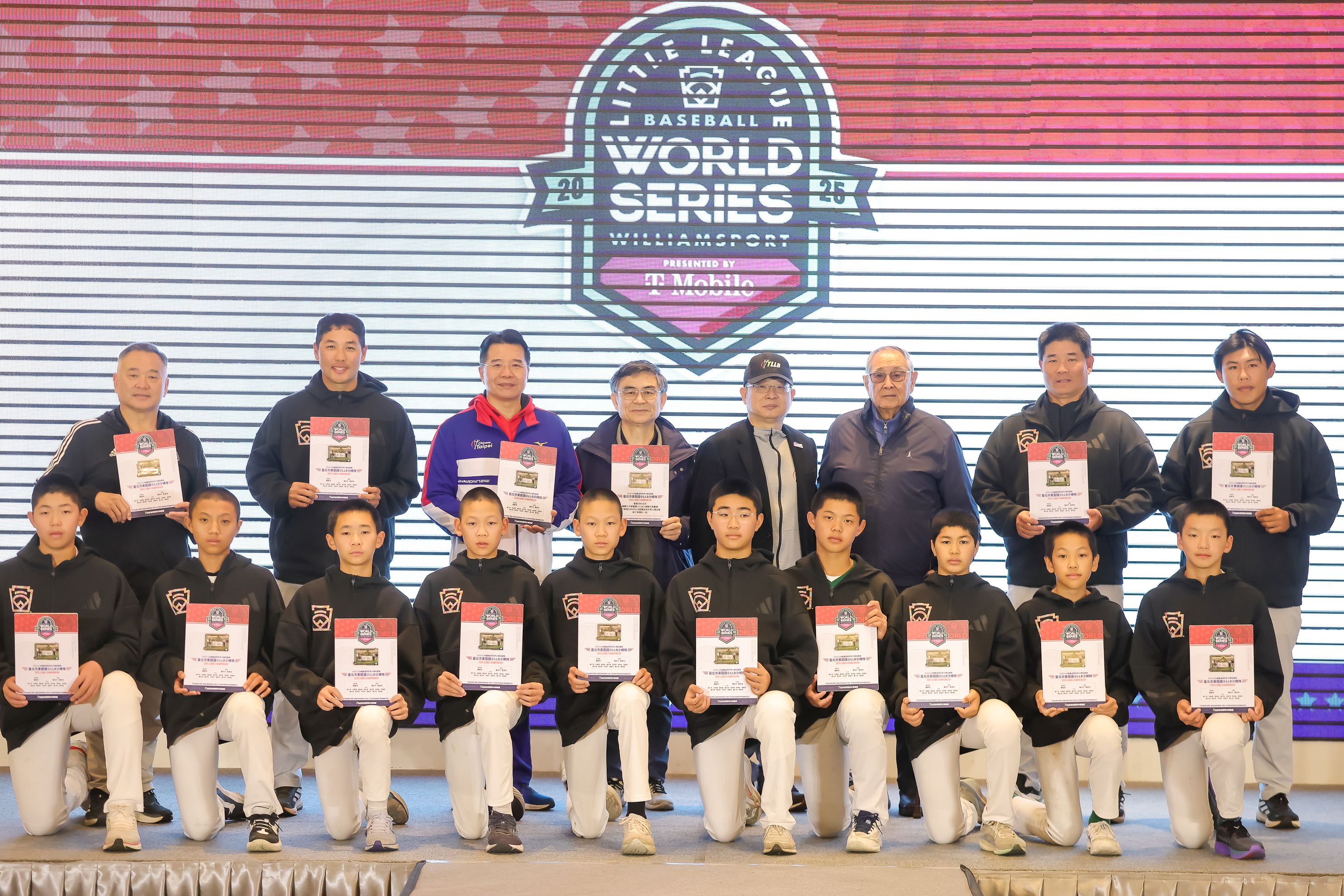 LLB總部今年特別製作少棒世界冠軍紀念球員卡給東園國小。圖片來源：TLLB台灣世界少棒聯盟提供