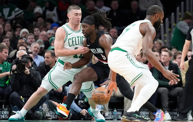 Jrue Holiday(中)。圖片來源:達志影像