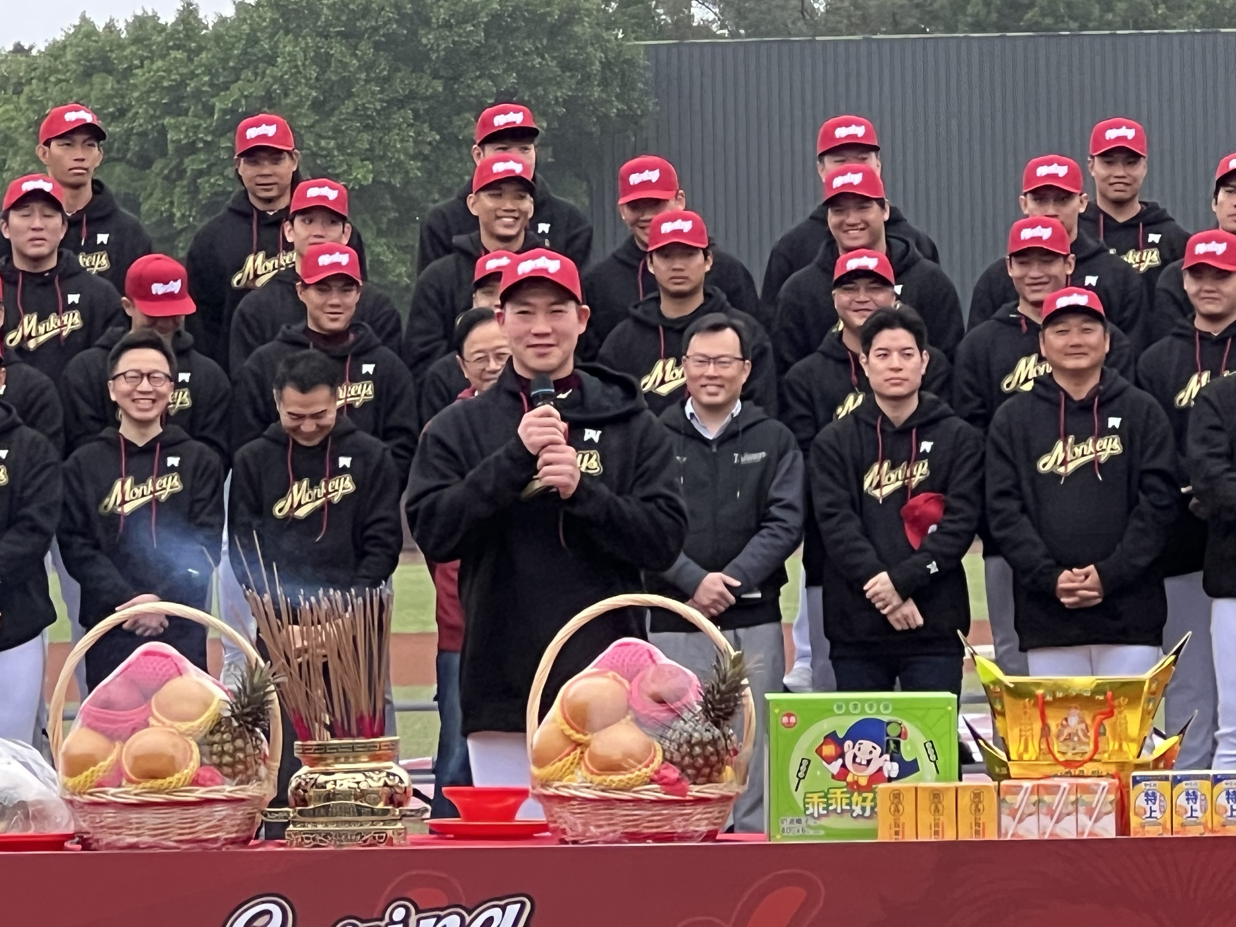 曾豪駒暖心喊話新隊長梁家榮不要緊張,會一起扛。圖片來源:林暐凱/攝