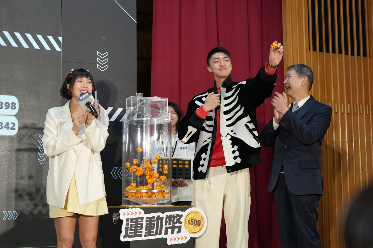 擊劍選手李讓代表進行公開抽籤。圖片來源：運動部提供