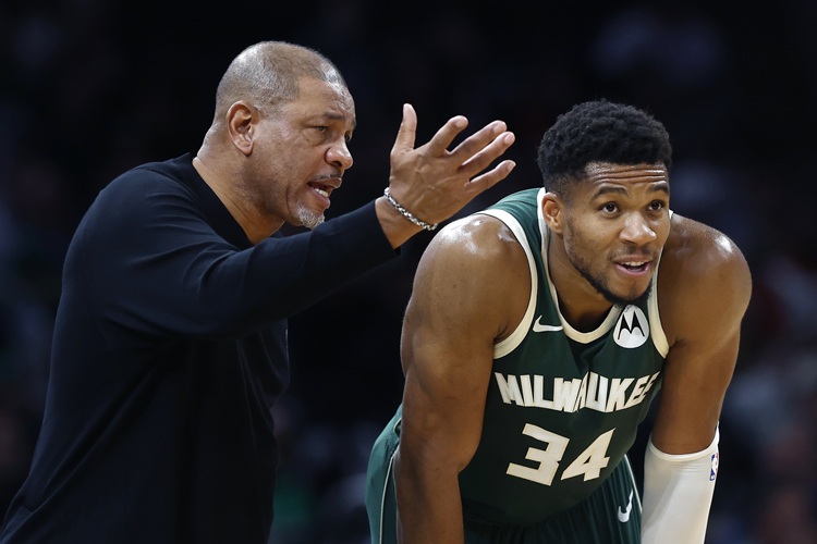 字母哥(左)Doc Rivers(右)。圖片來源：達志影像