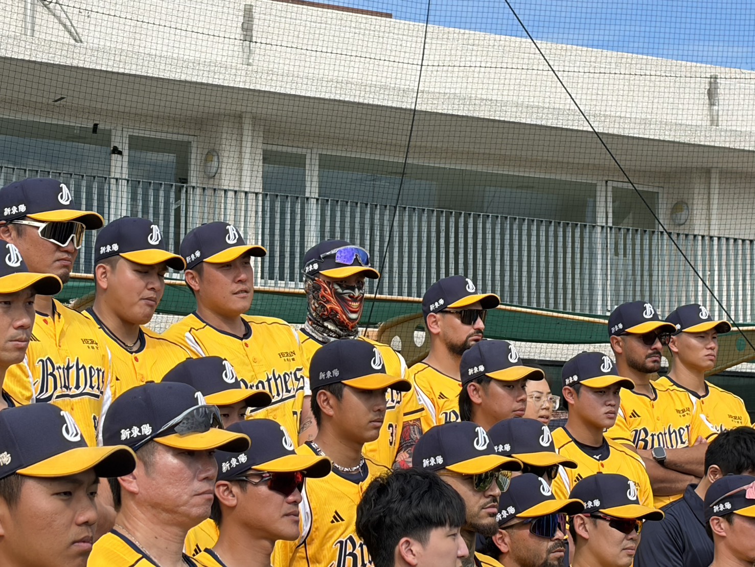 「美美」鄭浩均搞怪現身兄弟開訓儀式。圖片來源：記者吳嘉倪／攝