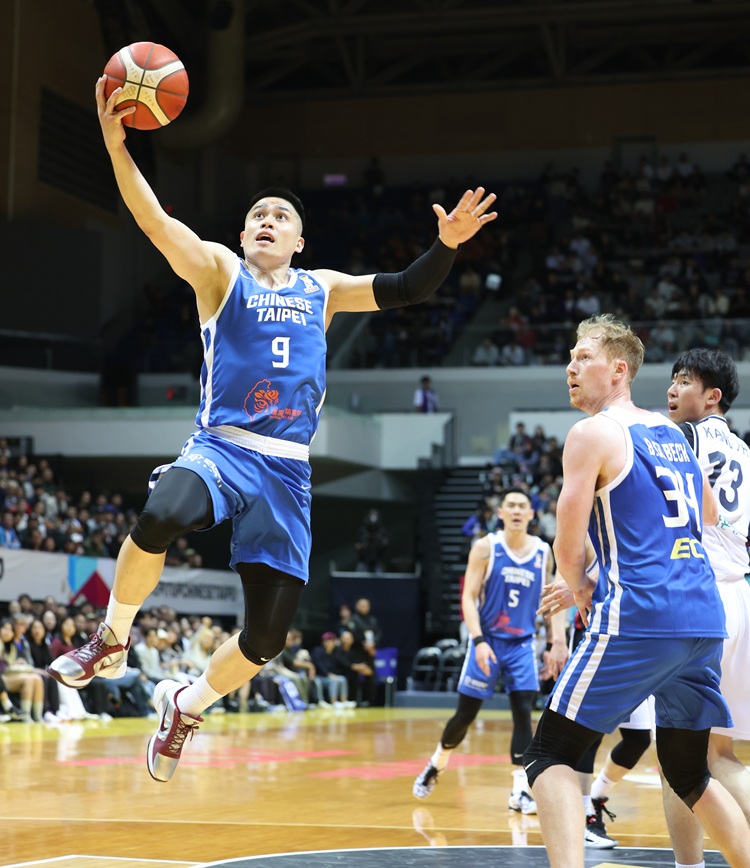 陳盈駿(左)。圖片來源:中華籃協