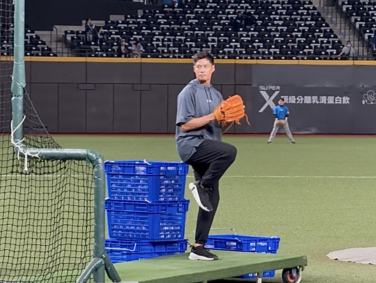 陳偉殷親自擔任餵球投手。圖片來源:記者李升愷/攝