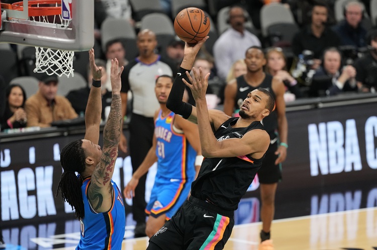 Victor Wembanyama(右1)圖片來源：達志影像