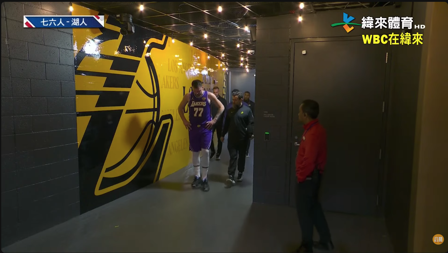 Luka Doncic進入休息室治療。圖片來源：緯來體育台