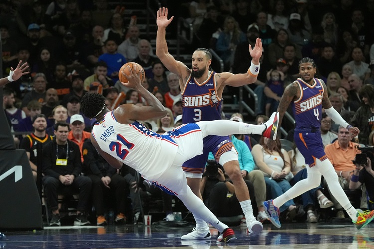 Joel Embiid(下)。圖片來源：達志影像