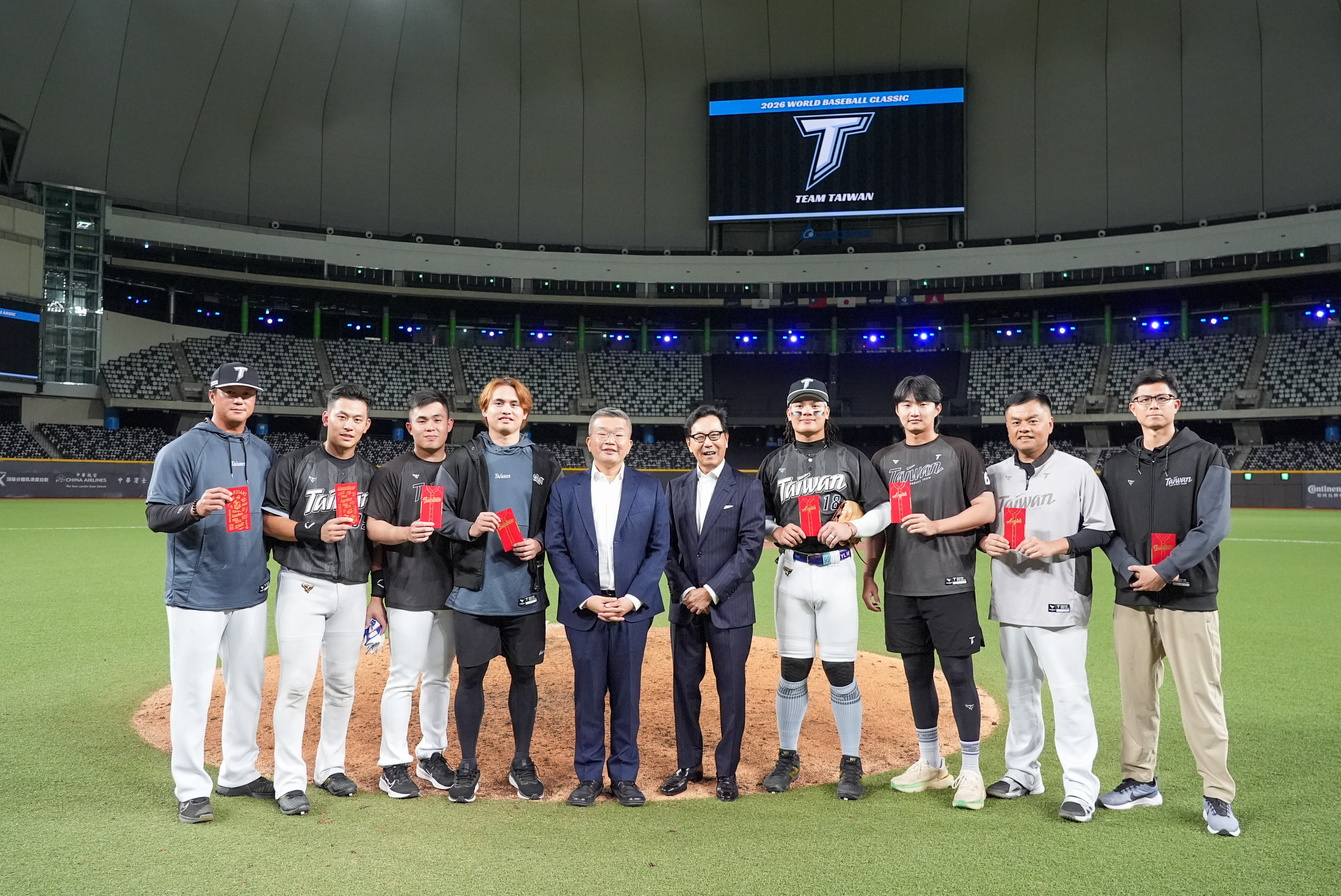 富邦頒發總獎金240萬元，表揚本次賽會表現傑出的悍將代表。圖片來源：富邦悍將提供