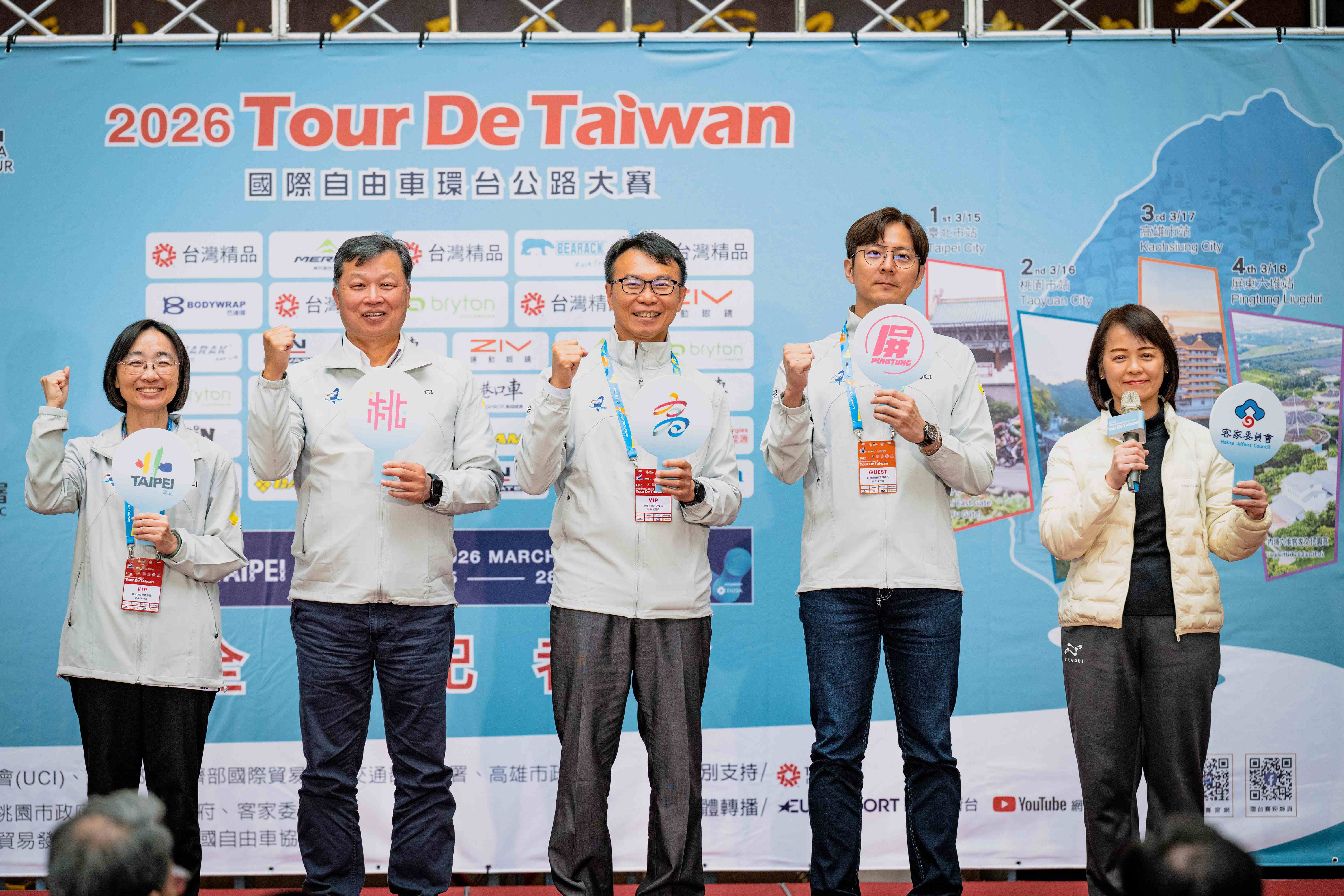 左起臺北市體育局游竹萍局長、桃園市體育局邱世源主秘、高雄市運發局侯尊堯局長、屏東縣體發中心黃柏翰主任、客委會廖育珮副主委共同邀請全民為環台賽加油。圖片來源：國際自由車環台賽