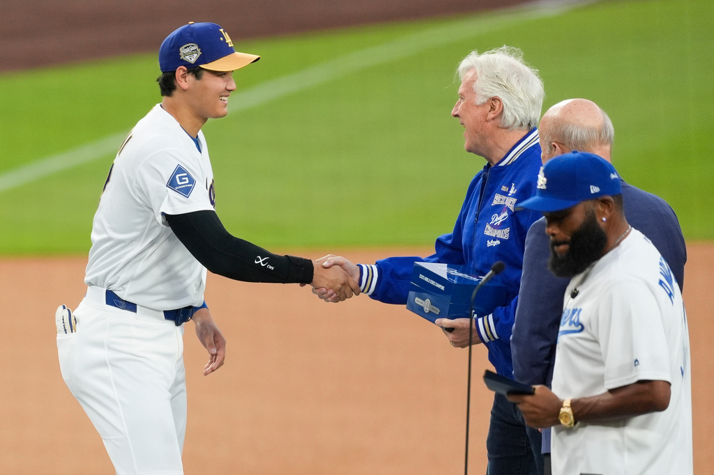 道奇老闆ark Walter親自頒發冠軍戒指。圖片來源：達志影像