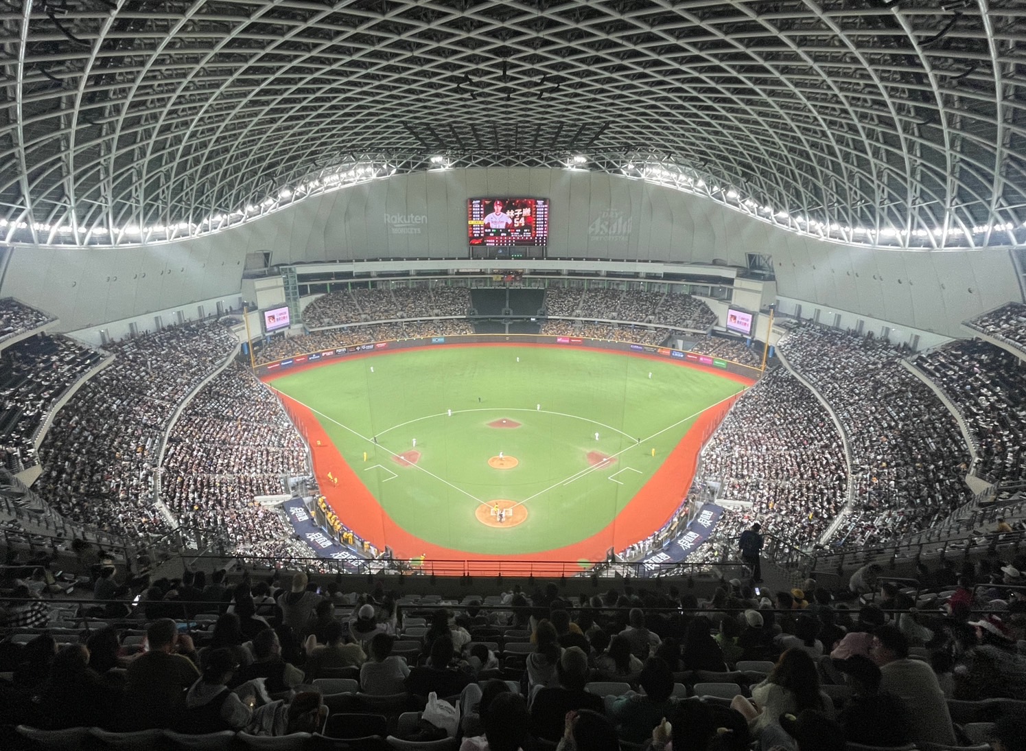 開幕戰4萬人滿場。圖片來源：樂天桃猿