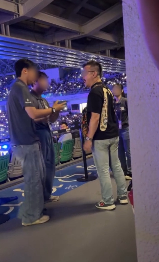 工讀生勸導男子不要站在走道上,男子竟動手打人。圖片來源:huhu_artnhandmade Threads影片