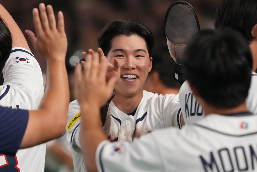 金慧成前役延長賽撲本壘造成手指不適。圖片來源：達志影像