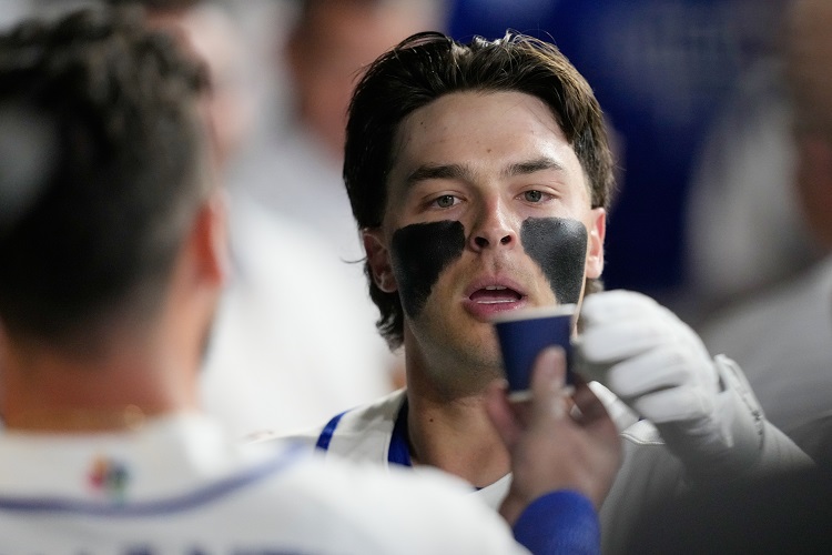 Andrew Fischer開砲後享用濃縮咖啡。圖片來源:達志影像