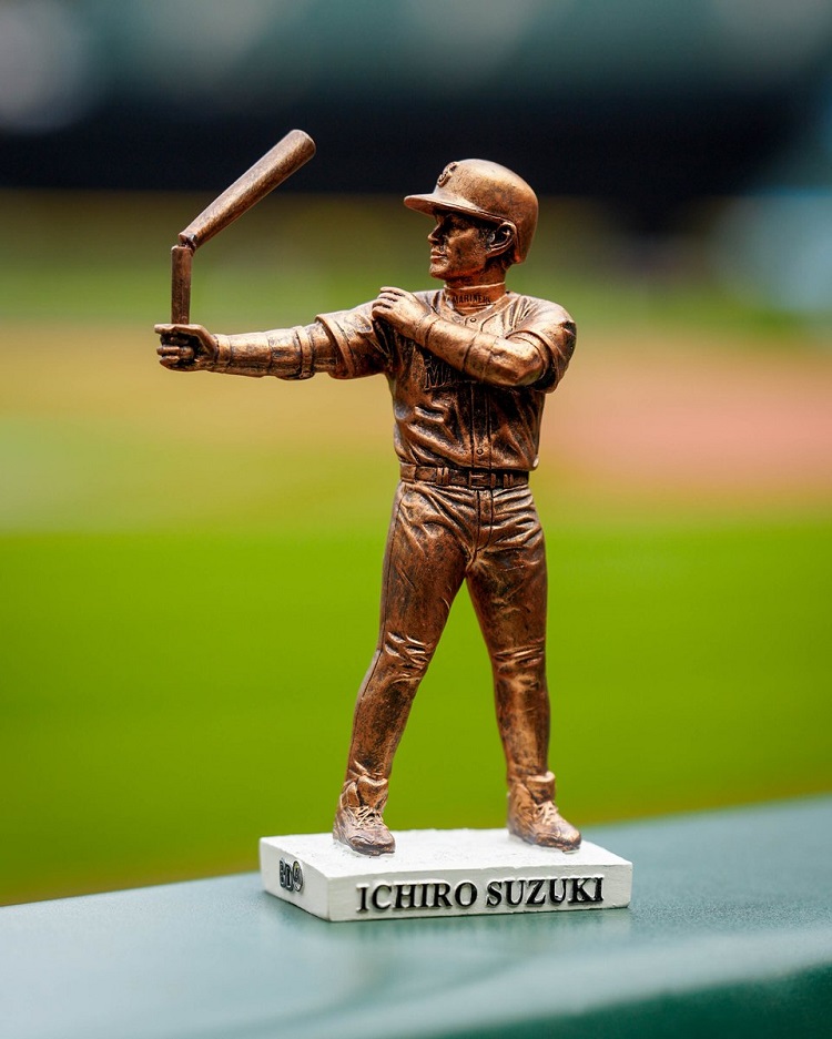 鈴木一朗公仔斷棒款。圖片來源：水手官方X