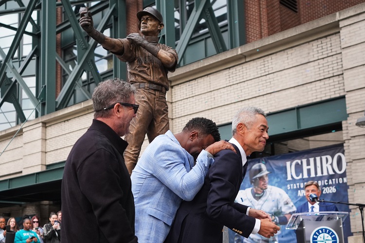 Ken Griffey Jr.笑倒在鈴木一朗背後。圖片來源：達志影像