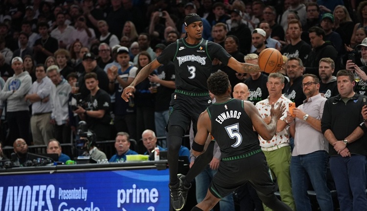 Jaden McDaniels(上)。圖片來源：達志影像