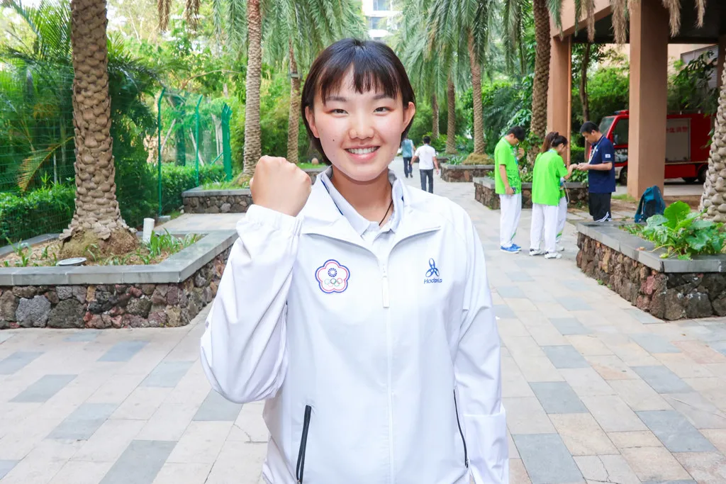 亞沙運今晚閉幕，中華代表團由沙灘排球女子選手龔詩雯擔任掌旗官 圖片來源：中華奧會提供