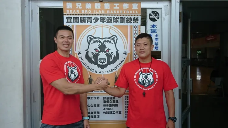 王男桂(右)陳國維(左)。宜蘭青少年公益籃球訓練營
